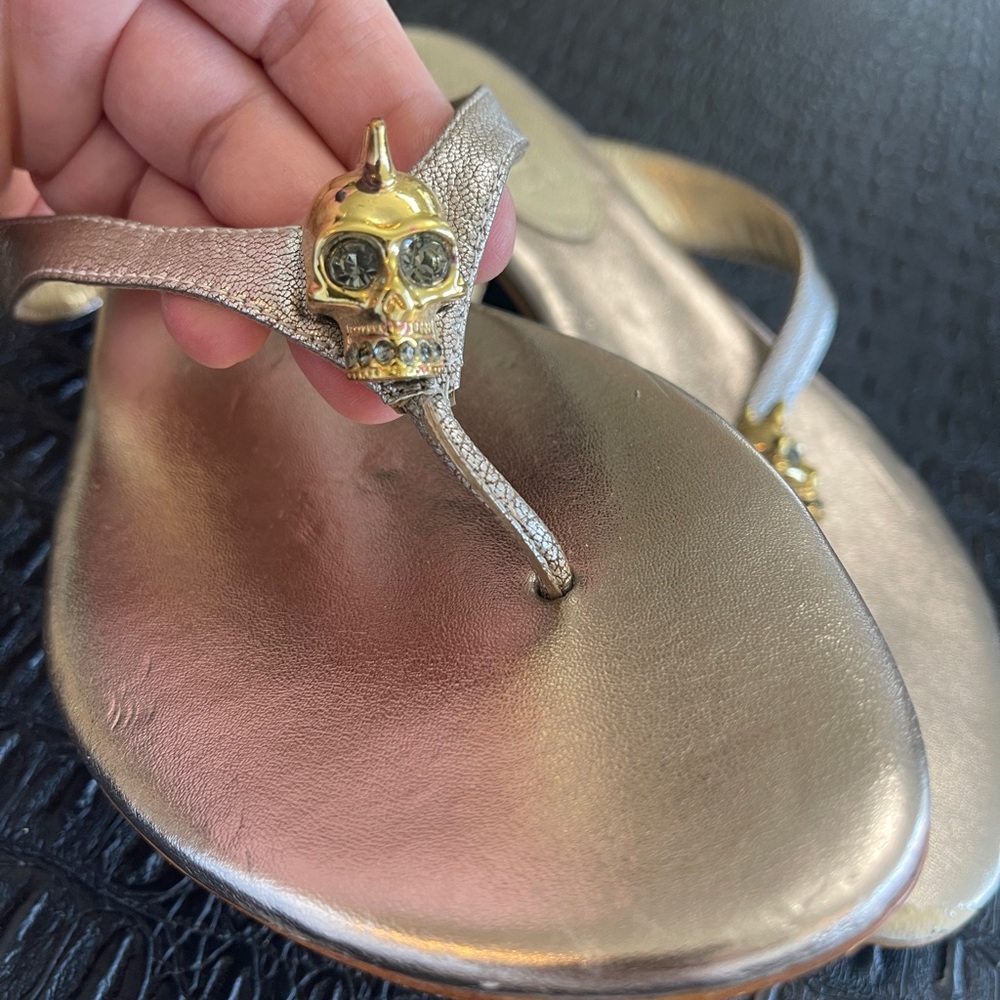 Metallic Gold Flip Flops with Skull on Top Size 41